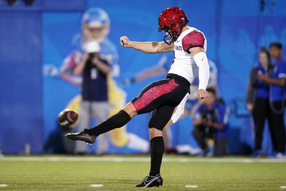 El expateador de los San Diego State Aztecs, Matt Araiza (2), despeja durante el último cuarto contra los San Jose State Spartans en el CEFCU Stadium. (Foto: Darren Yamashita-USA TODAY Sports)