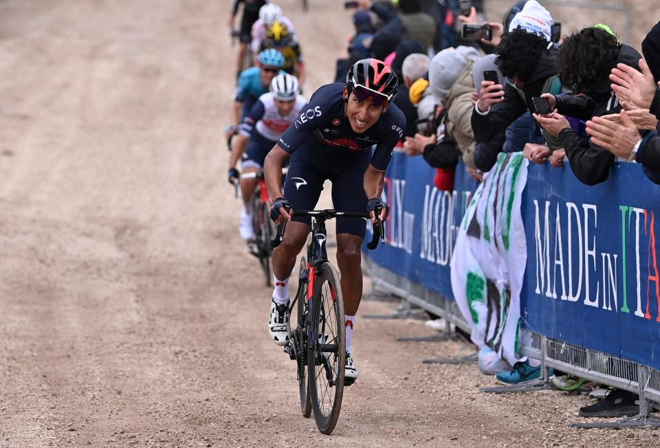Egan Bernal - Egan Bernal takes lead at Giro d'Italia with explosive attack on gravel road - AP