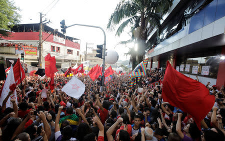 Supporters of former Brazilian President Luiz Inacio Lula da Silva protest against sentencing him to serve a 12-year prison sentence for corruption, in front of the metallurgic trade union in Sao Bernardo do Campo, Brazil April 6, 2018. REUTERS/Paulo Whitaker