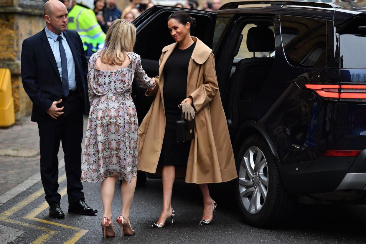 Herzogin Meghan trug bei ihrem Besuch der Organisation Smart Works High Heels, Trenchcoat und Umstandskleid. (Bild: Getty Images)