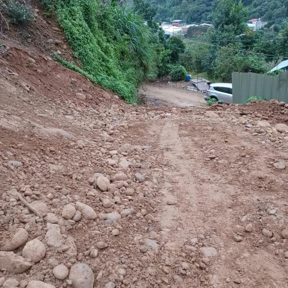 新北市五股區一處山坡地遭違法開挖，市府農業局會同警方現場勘查發現現場邊坡陡峭，有致生水土流失之虞。（新北市府農業局提供）