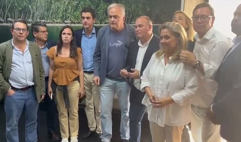 Delegación del Partido Popular de España en el aeropuerto de Caracas antes de ser deportados.  Pons cree que el domingo habrá un 