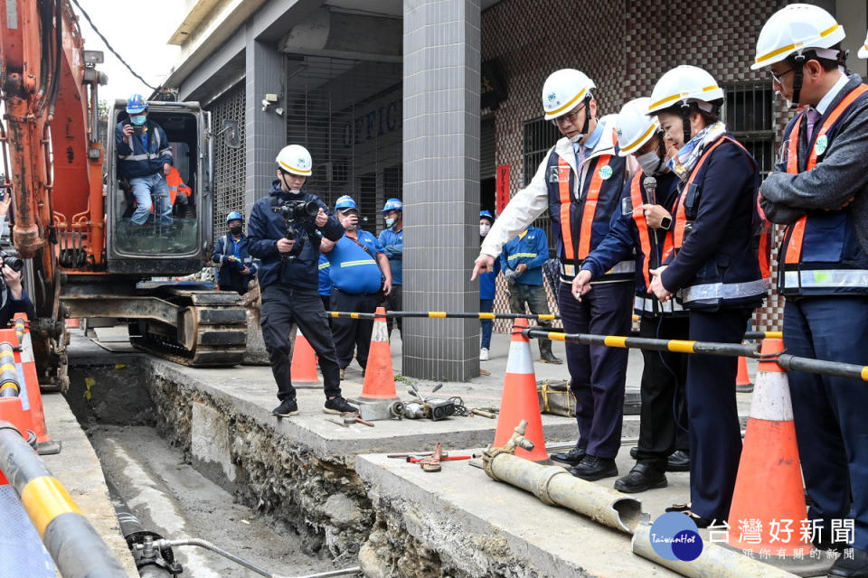 經濟部長王美花偕桃園市長張善政視察「桃園地區穩定供水計畫及管線汰換工程」。