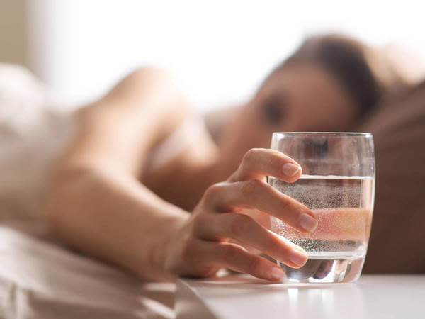 Es bueno beber más agua durante el día para dormir mejor por la noche?