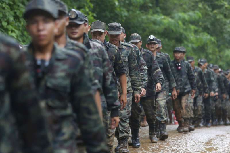 泰國足球隊受困地下洞窟，當局動軍隊搜救。（AP）