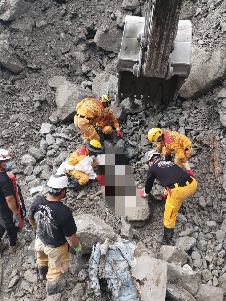 搜救人員找到蕭姓礦工司機遺體。花蓮縣消防局提供