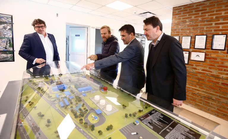 El secretario de Energía, Darío Martínez, y el subsecretario de Energía Eléctrica, Federico Bernal, visitaron una central termoeléctrica en Ezeiza con el intendente Gastón Granados