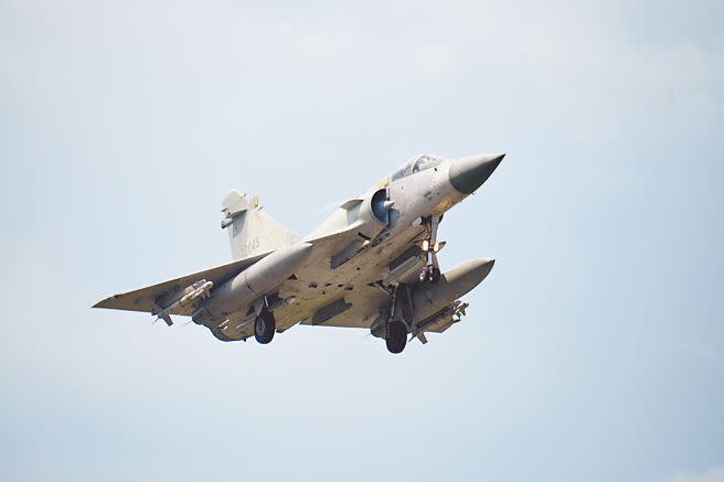 空軍台東志航基地多架幻象2000（見圖）和F-5戰機4日清晨起降頻繁，幻象戰機掛彈升空。（本報資料照片）