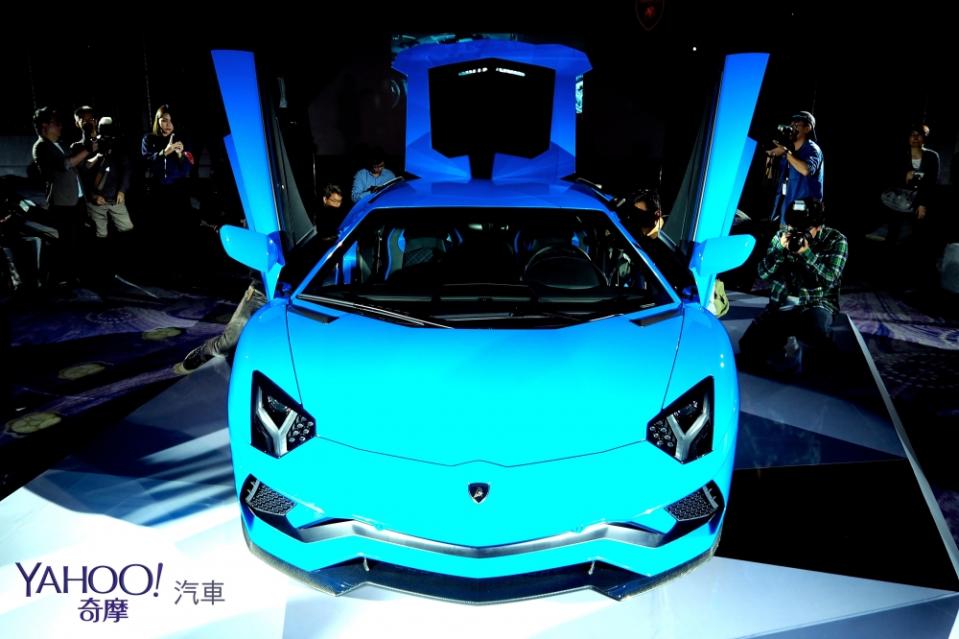 四輪轉向過彎上膛！Lamborghini Aventador S在台登場！