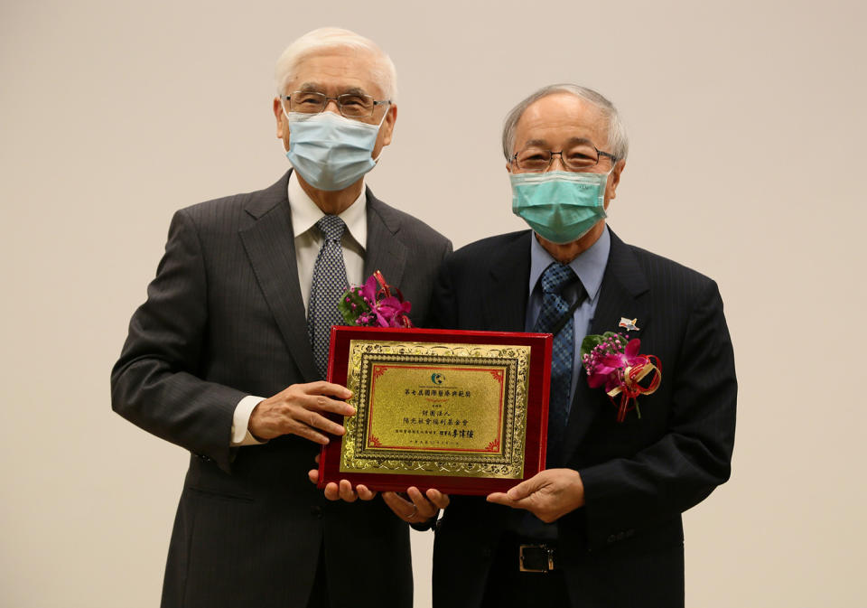 國際醫療典範獎座由前衛福部部長林奏延醫師(左)頒予陽光基金會董事長楊瑞永(右)。