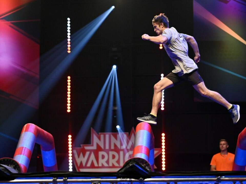 Sportler kämpfen sich durch den "Ninja Warrior"-Parcours. (Bild: TVNOW / Markus Hertrich)