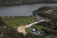 <p>La represa de Guajataca se ha debilitado por las fuertes lluvias y está en peligro de romperse, con la amenaza de provocar inundaciones. Miles de personas que habitan el valle ribereño, en la esquina noroccidental de la isla, han sido evacuadas desde el viernes después de que las autoridades advirtieron que la estructura está en peligro de un colapso inminente. (AP Photo) </p>