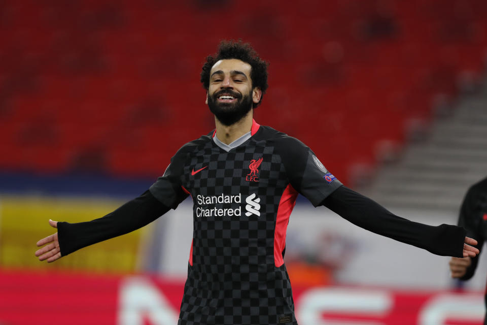 El egipcio Mohamed Salah festeja luego de anotar por el Liverpool ante el Leipzig en la ida de los octavos de final de la Liga de Campeones, el martes 16 de febrero de 2021, en Budapest (AP Foto/Laszlo Balogh)