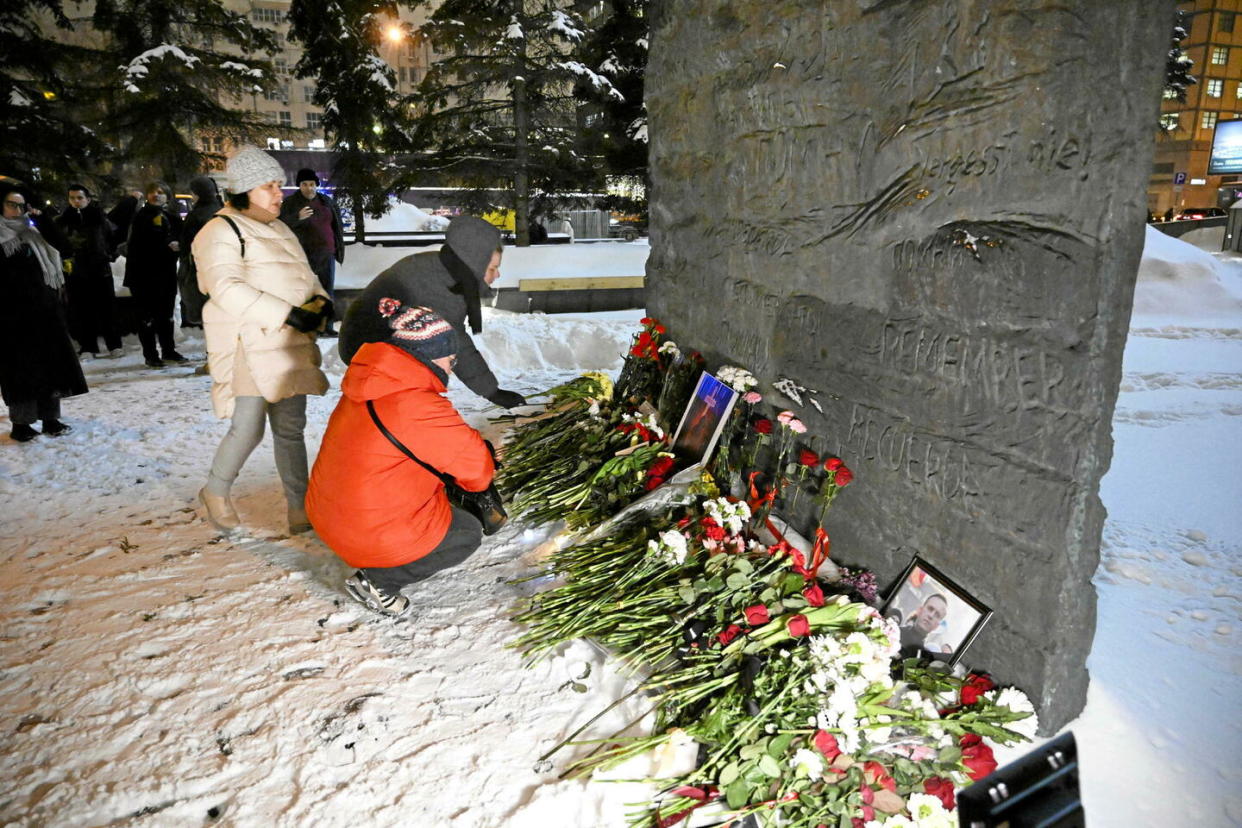 Des centaines de Moscovites ont honoré la mémoire d’Alexeï Navalny en déposant vendredi une fleur sur la pierre Solovetsky, dédiée aux victimes de la répression politique, à quelques pas du bâtiment du FSB.  - Credit:Dmitry Serebryakov/AP/SIPA