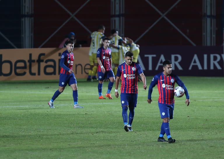 Otra frustración para San Lorenzo; al fondo, el festejo de todo Central