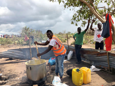 People prepare food after Cyclone Idai in Guara Guara outside Beira, Mozambique, March 22, 2019. REUTERS/Emma Rumney