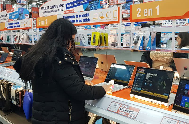 Foto de archivo. Una mujer mira computadores exhibidos para la venta en una tienda por departamentos de Bogotá