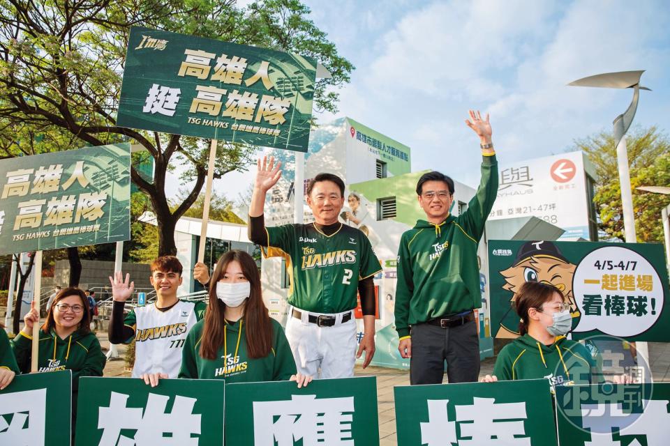 台鋼雄鷹教練由洪一中（左三）、劉東洋（右二）出任。