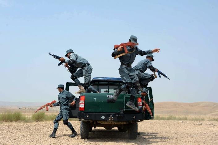 Afghan policemen perform a drill during exercises as part of their graduation ceremony at a police training centre on the outskirts of Jalalabad, in Nangarhar province on August 16, 2015 (AFP Photo/Noorullah Shirzada)