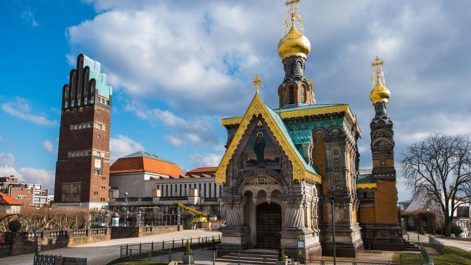 Die russische Kapelle (r-l), das Ausstellungsgebäude und der Hochzeitsturm auf der Mathildenhöhe in Darmstadt. - Der Analyse zufolge ist die südhessische Stadt am besten für die Zukunft gerüstet.