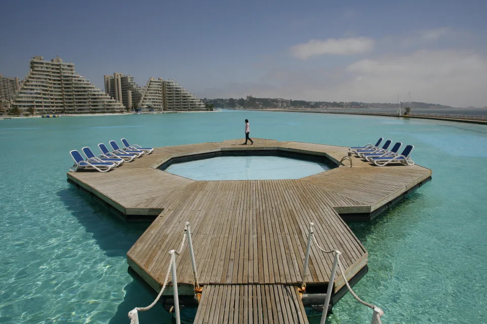 <p>La piscina es de agua salada que se obtiene directamente del océano Pacífico frente al que se encuentra. (Foto: Eliseo Fernandez / Reuters).</p> 