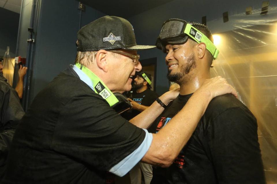 El propietario de los Marlins Bruce Sherman (izq.) celebra con el segunda base Luis Arráez tras alcanzar el equipo el boleto a la postemporada, el 30 de septiembre de 2023 en Pittsburgh.