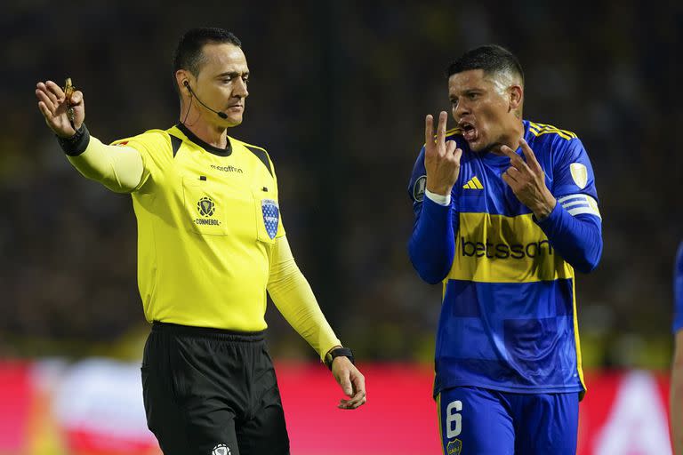 Marcos Rojo le protesta al árbitro colombiano Wilmar Roldán durante el partido entre Boca y Palmeiras