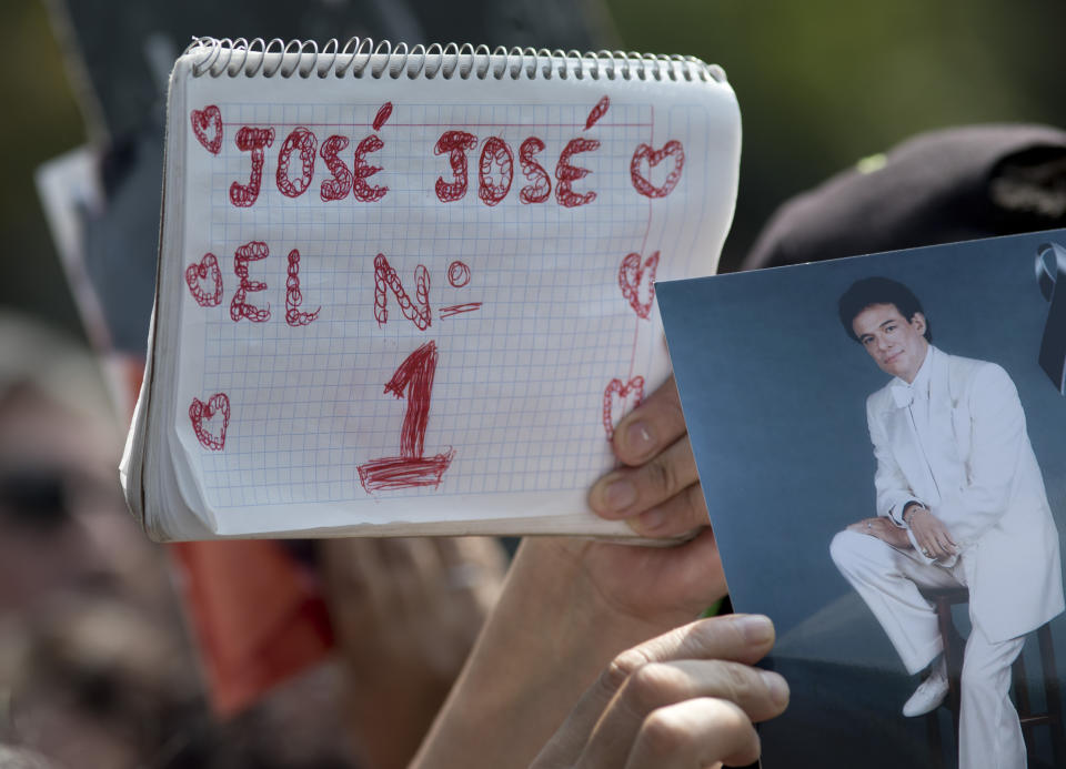 Un admirador sostiene un cuaderno con el letrero “José José el No.1” junto a una fotografía del fallecido cantante mexicano José José en un homenaje con karaoke en la Ciudad de México el viernes 4 de octubre de 2019. El llamado “Príncipe de la canción” falleció el sábado 28 de septiembre en Miami a los 71 años. (Foto AP/Eduardo Verdugo)