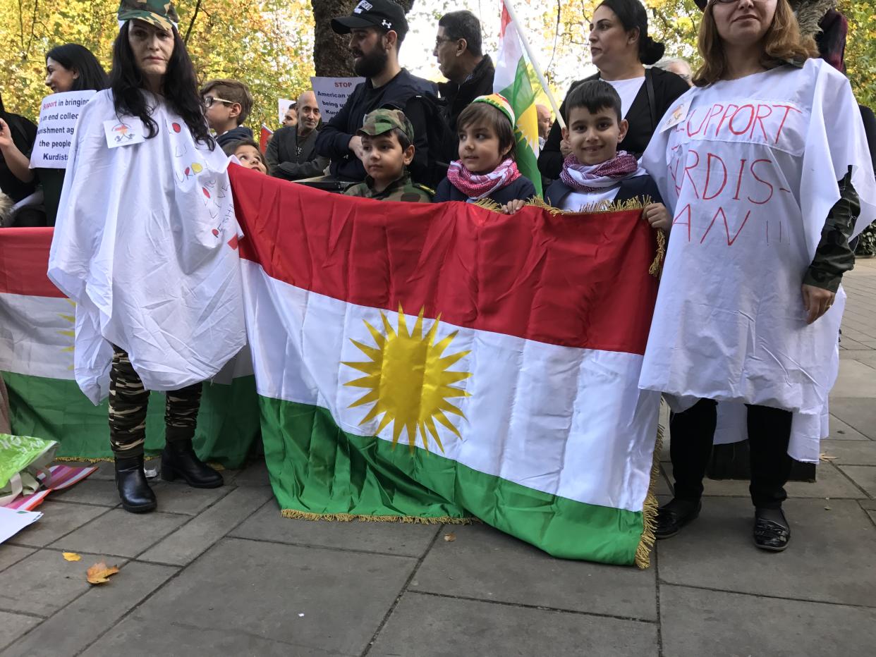 Kurdische Demonstranten fordern in London ein Eingreifen des Westens (Bild: Tobias Huch)