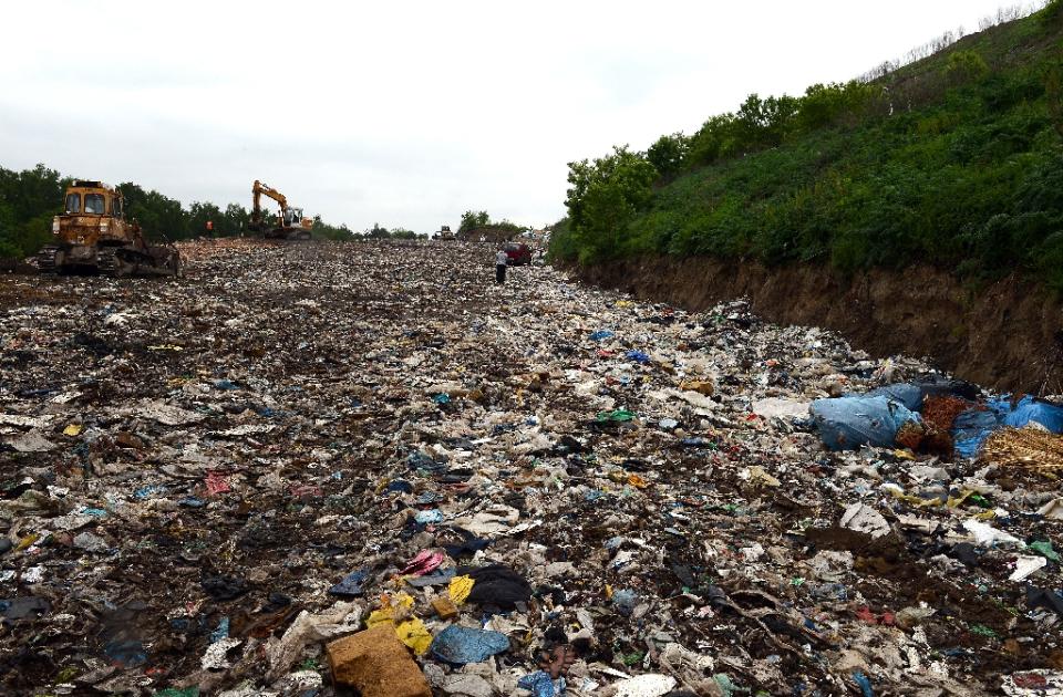 El enterramiento de materiales que antes iban a reciclaje en los mismos tiraderos para el resto de las basuras es una solución creciente, aunque ominosa, en EEUU y muchos otros países que ya no tienen en donde poner los residuos que antes eran reciclados en China. (AFP)