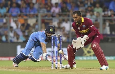 Cricket - West Indies v India - World Twenty20 cricket tournament semi-final - Mumbai, India - 31/03/2016. India's Virat Kohli (L) dives successfully to make his crease past West Indies wicketkeeper Denesh Ramdin. REUTERS/Shailesh Andrade