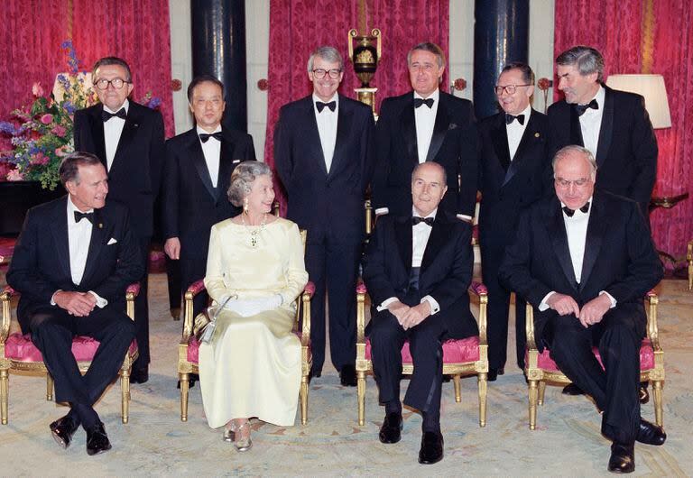 ARCHIVO – La reina Isabel II de Gran Bretaña posa con líderes del G-7 en el Palacio de Buckingham en Londres el 16 de julio de 1991. De izquierda a derecha: El presidente de Estados Unidos George Bush, el primer ministro italiano Giulio Andreotti, el primer ministro japonés Toshiki Kaifu, la reina, el primer ministro británico John Major, el presidente francés Francois Mitterrand, el primer ministro canadiense Brian Mulroney, el presidente de la Comisión Europea Jacques Delors, el canciller alemán Helmut Kohl y el primer ministro holandés Ruud Lubbers. En sus siete décadas en el trono, la reina Isabel II vio 15 primeros ministros británicos ir y venir de Winston Churchill a Margaret Thatcher, Boris Johnson y la más reciente, Liz Truss. (Foto AP/Lionel Cironneau, archivo)