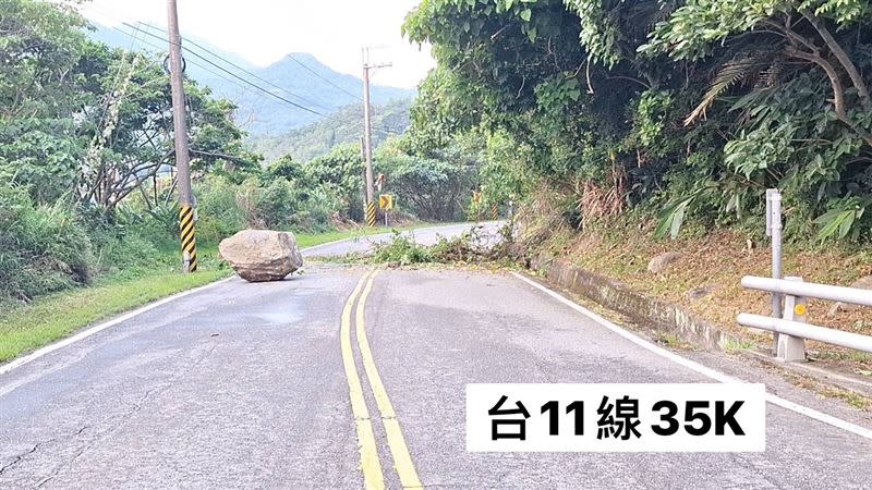 整晚地震台11線多處落石，目前封閉雙向通行。（圖／警方提供，以下同）