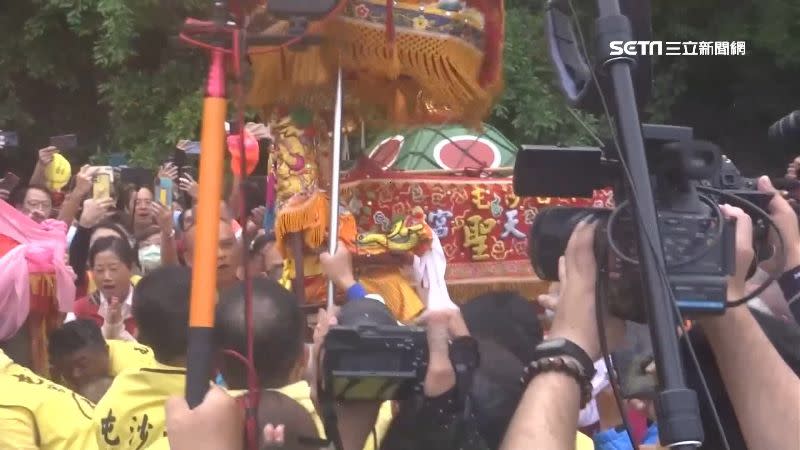 白沙屯媽祖和山邊媽祖在秋茂園「分轎」後，各自返回自己的庄頭。