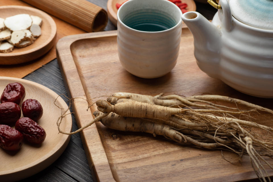 Ginseng, wolfberry and jujube are in the wooden plate