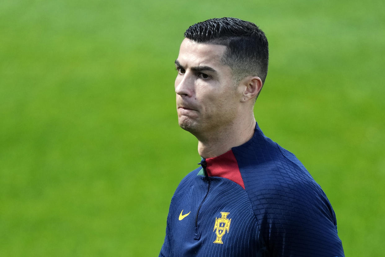 Cristiano Ronaldo camina en la cancha durante un entrenamiento de la selección de Portugal, el lunes 14 de noviembre de 2022, en Oeiras. (AP Foto/Armando Franca)