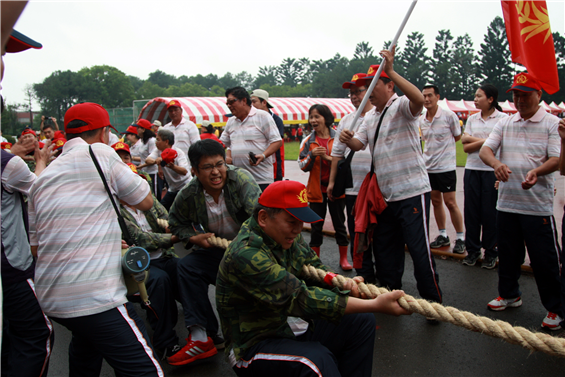 桃園市後備指揮部後備軍人運動大會23日於國防大學理工學院舉行，有力拔山河、手榴彈擲準、大隊接力等多項競賽項目，相當熱鬧。（軍聞社記者蔡宗恆攝）