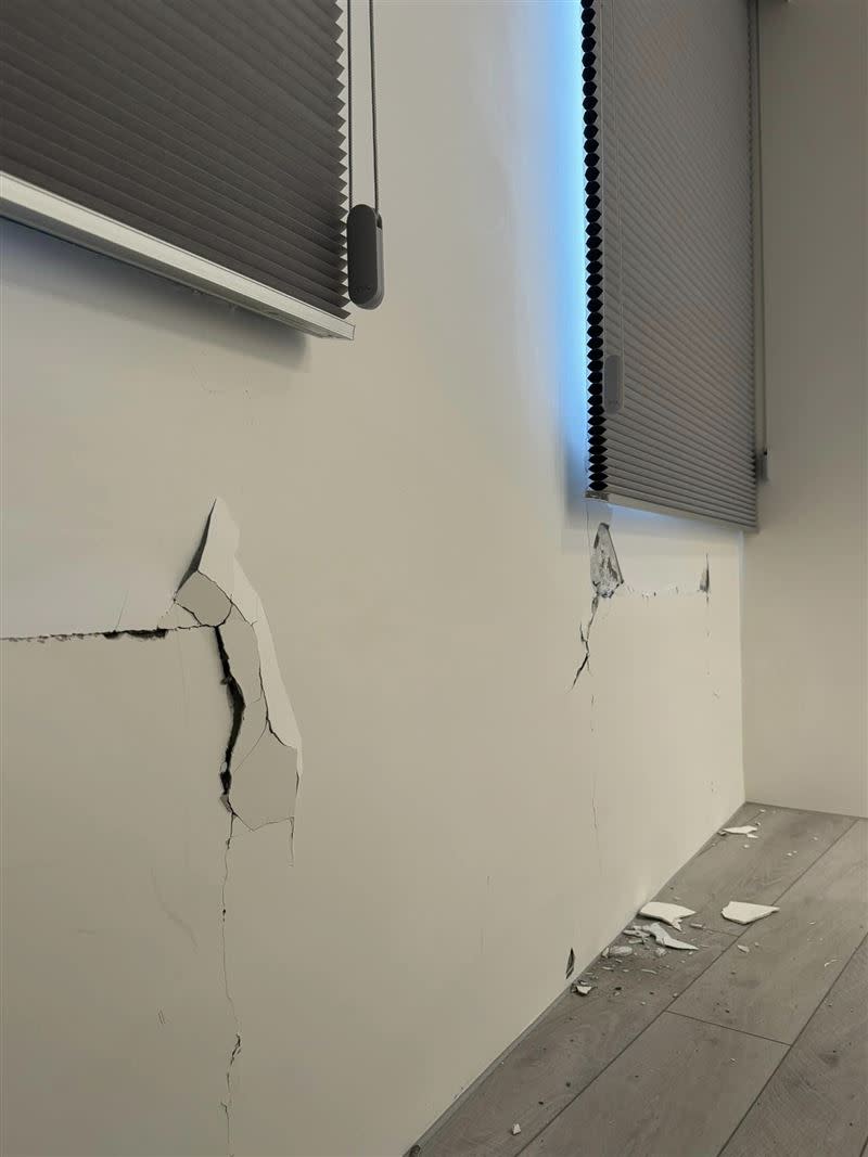 李佳薇家中牆面因受到擠壓裂開。（圖／翻攝自李佳薇臉書）