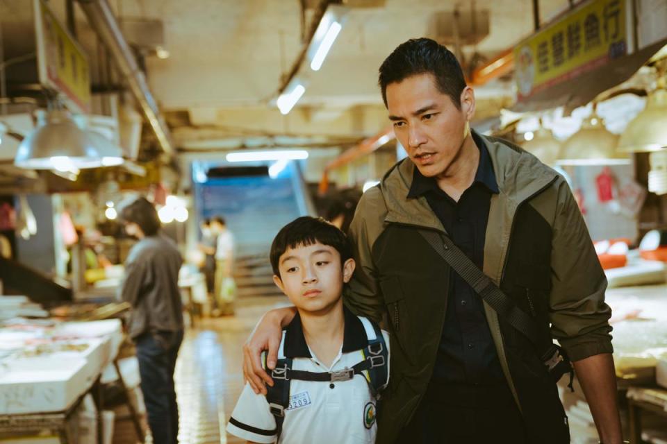 《百味小廚神第一季：中元大餐》由藍正龍（右）與新銳童星阮柏皓（左）演出父子。（台北電影節提供）