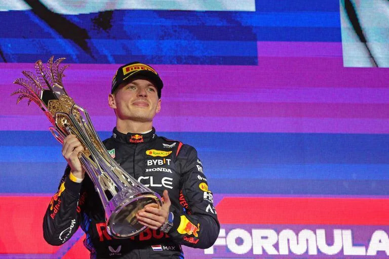 Max Verstappen festejando su noveno triunfo consecutivo en la Fórmula 1, con la coronación en el GP de Arabia Saudita