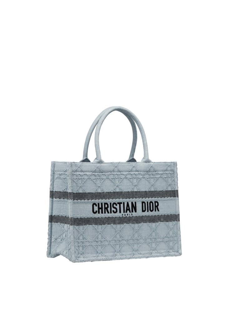 自從Dior推出了「Book Tote」托特大包，就一直是品牌穩定熱賣的單品 Source: Dior