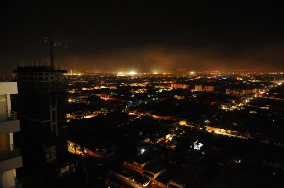 Vista de la ciudad de Iquique, Chile, tras un terremoto que afectó la zona el martes 1 de abril de 2014. Un poderoso sismo de mangitud 8,2 sacudió la costa norte de Chile al martes por la noche. No hubo reportes inmediatos de lesionados o grandes daños, pero los edificios temblaron en Perú y en La Paz, capital de Bolivia. (Foto AP/Cristian Viveros) NO PUBLICAR EN CHILE