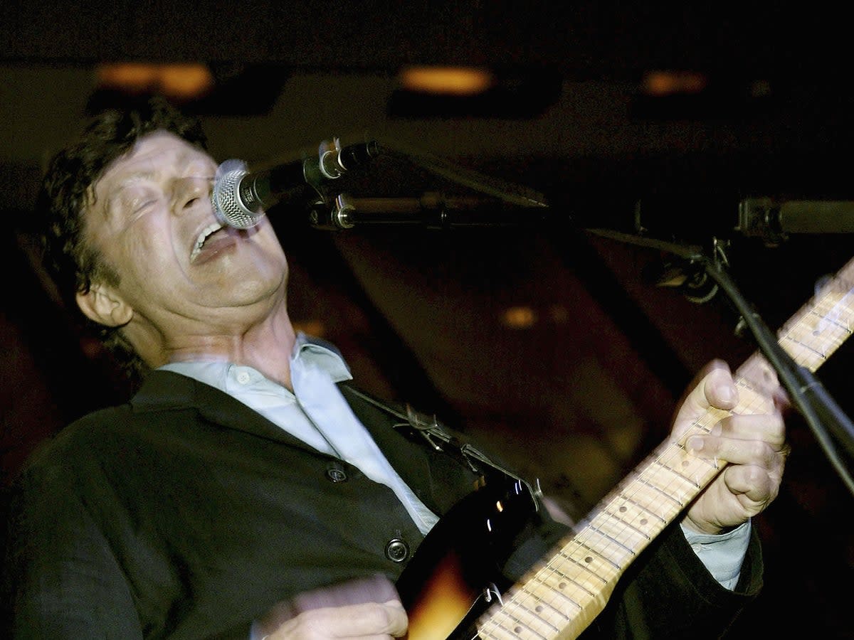 Musician Robbie Robertson performs in 2004 (Getty Images)