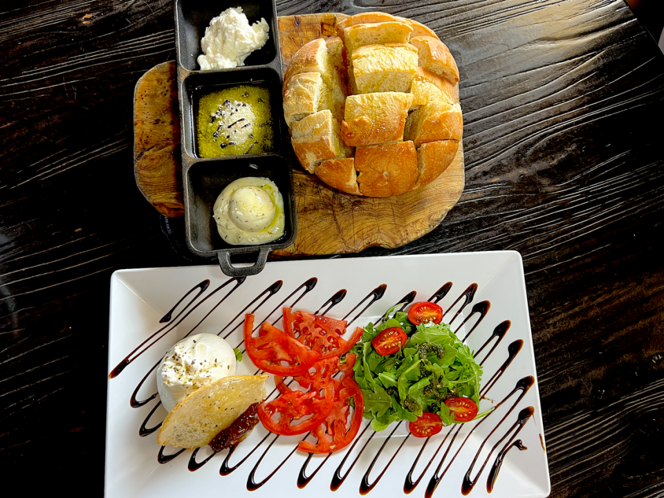 Pan artesanal y Burrata en el restaurante La Fontana en Doral, Florida.