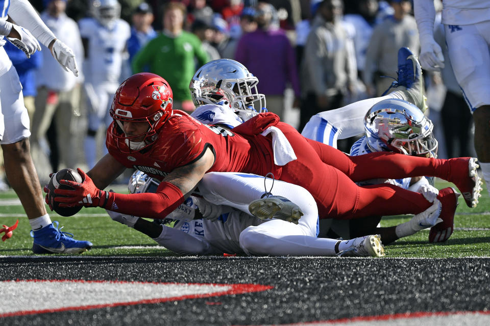 Louisville tight end Joey Gatewood (84) reaches over the goal line to score during the second half of an NCAA college football game against Kentucky in Louisville, Ky., Saturday, Nov. 25, 2023. Kentucky won 38-31. (AP Photo/Timothy D. Easley)