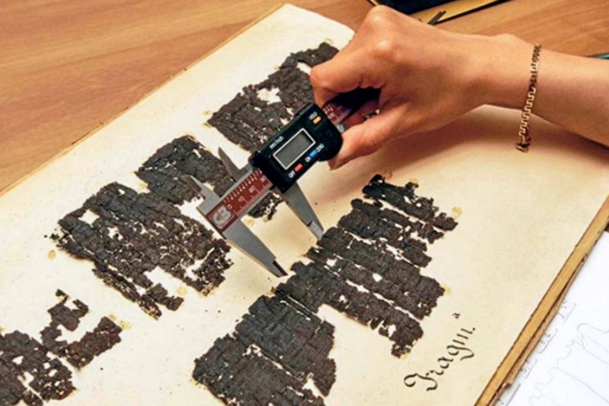 Des fragments de papyrus carbonisés ont pu être récemment déchiffrés révélant des informations inédites sur l'histoire de Platon.  - Credit:DR