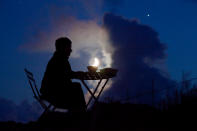 Ein bisschen Mond zum Abendessen? In diesem Bild landet der Himmelskörper in der Suppe.