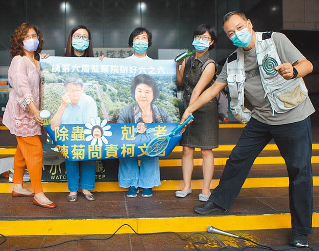 台北市環評大會12日審議保變住6之6，公民團體在市府大門口抗議市長柯文哲圖利財團。（張立勳攝）