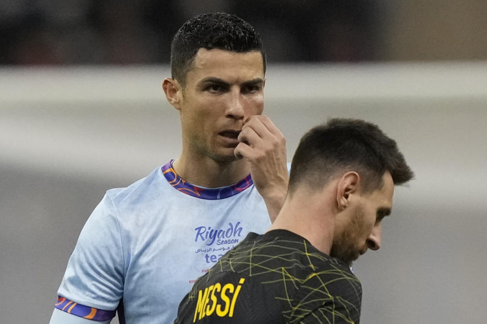 Cristiano Ronaldo gesticula durante el partido entre un combinado de clubes de Arabia Saudí frente al Paris Saint-Germain de Lionel Messi, el jueves 19 de enero de 2023, en Riad, Arabia Saudí. (AP Foto/Hussein Malla)