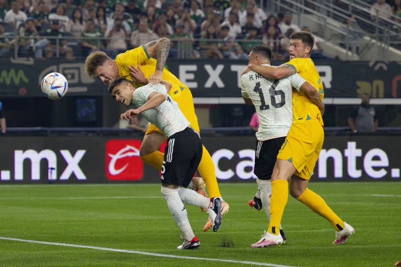 Jugadores de las selecciones de México y Australia disputan un balón durante un partido amistoso que empataron 2-2